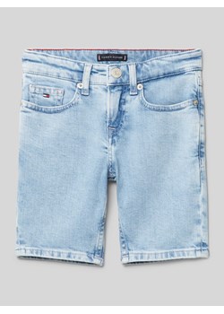 Szorty jeansowe z detalami z logo ze sklepu Peek&Cloppenburg  w kategorii Spodenki chłopięce - zdjęcie 170634526