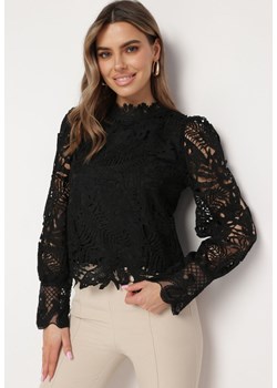 Czarna Bluzka z Ażurowym Wzorem i Stójką Emoliana ze sklepu Born2be Odzież w kategorii Bluzki damskie - zdjęcie 170642747