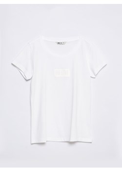 Koszulka damska z logo BIG STAR na piersi biała Avalyntia 101 ze sklepu Big Star w kategorii Bluzki damskie - zdjęcie 170644609
