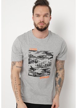 Jasnoszara Bawełniana Koszulka z Nadrukiem na Przodzie Arluvia ze sklepu Born2be Odzież w kategorii T-shirty męskie - zdjęcie 170646435