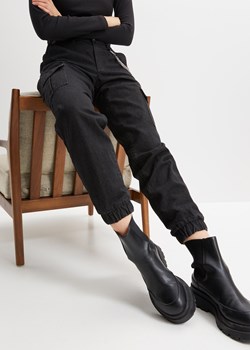 Dżinsy bojówki z łańcuszkiem ze sklepu bonprix w kategorii Spodnie damskie - zdjęcie 170648855
