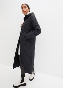 Długi płaszcz pikowany z kapturem ze sklepu bonprix w kategorii Płaszcze damskie - zdjęcie 170648868
