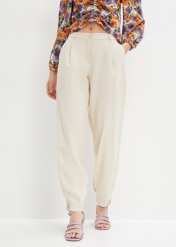 Spodnie z zakładkami poniżej talii ze sklepu bonprix w kategorii Spodnie damskie - zdjęcie 170650285