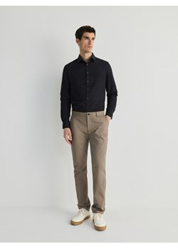 Reserved - Spodnie chino slim fit - brązowy ze sklepu Reserved w kategorii Spodnie męskie - zdjęcie 170655469