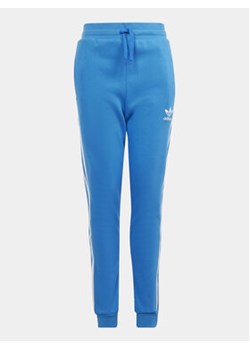 adidas Spodnie dresowe 3-Stripes IM9676 Niebieski Regular Fit ze sklepu MODIVO w kategorii Spodnie chłopięce - zdjęcie 170659567