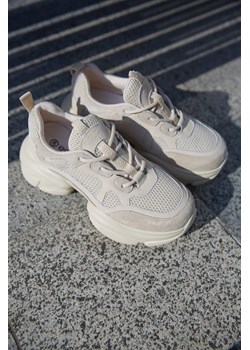 Estro: Beżowe sneakersy damskie z zamszu naturalnego z siateczką ze sklepu Estro w kategorii Buty sportowe damskie - zdjęcie 170665306