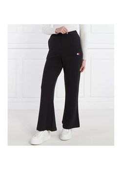 Tommy Jeans Spodnie dresowe BADGE WIDE EXT | flare fit ze sklepu Gomez Fashion Store w kategorii Spodnie damskie - zdjęcie 170684345
