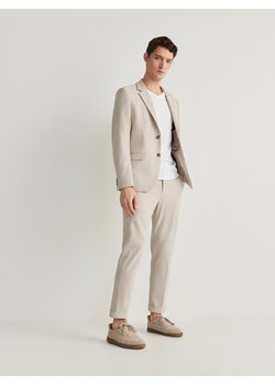 Reserved - Spodnie garniturowe z kantem - beżowy ze sklepu Reserved w kategorii Spodnie męskie - zdjęcie 170687356