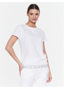 Guess T-Shirt Carrie O2BM08 KBBU1 Biały Regular Fit ze sklepu MODIVO w kategorii Bluzki damskie - zdjęcie 170696876