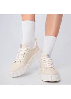Damskie sneakersy na platformie jasny beż ze sklepu WITTCHEN w kategorii Trampki damskie - zdjęcie 170699849