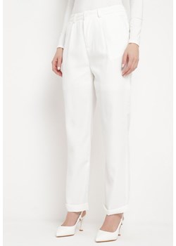 Białe Spodnie o Klasycznym Fasonie z Podwiniętymi Nogawkami z Ukrytym Suwakiem Wilelma ze sklepu Born2be Odzież w kategorii Spodnie damskie - zdjęcie 170701306