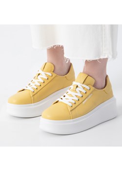 Damskie sneakersy ze skóry na grubej podeszwie klasyczne żółte ze sklepu WITTCHEN w kategorii Trampki damskie - zdjęcie 170707696