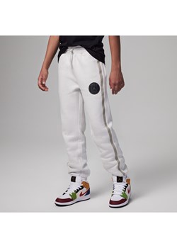 Spodnie dla dużych dzieci Jordan Paris Saint Germain Fleece Pants - Szary ze sklepu Nike poland w kategorii Spodnie chłopięce - zdjęcie 170716695