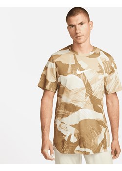 Męski T-shirt treningowy z nadrukiem moro Nike Dri-FIT - Brązowy ze sklepu Nike poland w kategorii T-shirty męskie - zdjęcie 170716749