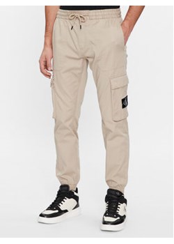Calvin Klein Jeans Spodnie cargo J30J324696 Beżowy Skinny Fit ze sklepu MODIVO w kategorii Spodnie męskie - zdjęcie 170744978