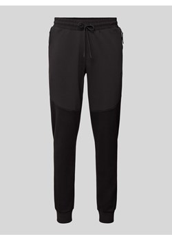 Spodnie dresowe o kroju slim fit z kieszeniami zapinanymi na zamek błyskawiczny model ‘PUMATECH’ ze sklepu Peek&Cloppenburg  w kategorii Spodnie męskie - zdjęcie 170749577