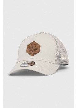 New Era czapka z daszkiem kolor beżowy z aplikacją ze sklepu PRM w kategorii Czapki z daszkiem męskie - zdjęcie 170769626