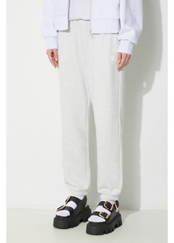 New Balance spodnie dresowe French Terry Crew kolor szary melanżowe WP41500AHH ze sklepu PRM w kategorii Spodnie damskie - zdjęcie 170769697