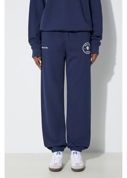 Sporty & Rich spodnie dresowe bawełniane Eden Crest Sweatpants kolor granatowy z nadrukiem SW1072NA ze sklepu PRM w kategorii Spodnie damskie - zdjęcie 170770188