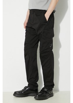 C.P. Company spodnie Stretch Sateen Ergonomic Lens męskie kolor czarny w fasonie cargo 16CMPA058A005694G ze sklepu PRM w kategorii Spodnie męskie - zdjęcie 170770196