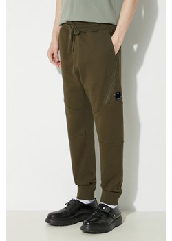 C.P. Company spodnie dresowe bawełniane Diagonal Raised Fleece kolor zielony gładkie 16CMSP084A005086W ze sklepu PRM w kategorii Spodnie męskie - zdjęcie 170770198