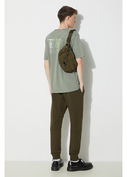 C.P. Company spodnie dresowe bawełniane Diagonal Raised Fleece kolor zielony gładkie 16CMSP084A005086W ze sklepu PRM w kategorii Spodnie męskie - zdjęcie 170770199