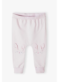 Różowe bawełniane spodnie niemowlęce z aplikacją 3D ze sklepu 5.10.15 w kategorii Spodnie i półśpiochy - zdjęcie 170772349