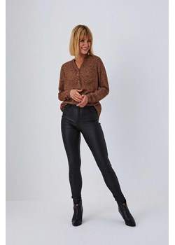 Woskowane spodnie o dopasowanym kroju ze sklepu Moodo.pl w kategorii Spodnie damskie - zdjęcie 170773595