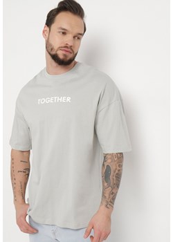Szara Koszulka T-shirt z Ozdobnym Napisem z Elastycznej Bawełny Piselena ze sklepu Born2be Odzież w kategorii T-shirty męskie - zdjęcie 170790079
