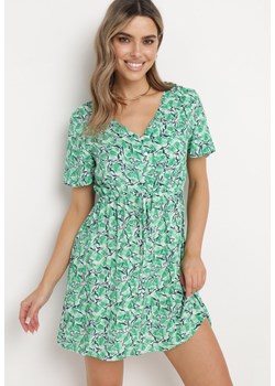 Zielona Sukienka Mini z Wiskozy w Mozaikowy Wzór z Trójkątnym Dekoltem i Sznureczkiem w Talii Pireta ze sklepu Born2be Odzież w kategorii Sukienki - zdjęcie 170790307