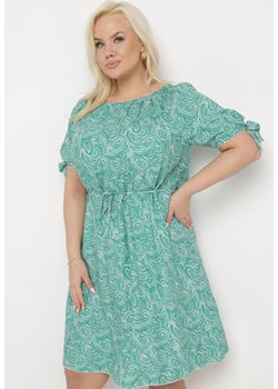 Zielona Sukienka Bawełniana z Hiszpańskim Dekoltem Ozdobiona Wzorem Paisley Zariatia ze sklepu Born2be Odzież w kategorii Sukienki - zdjęcie 170790377