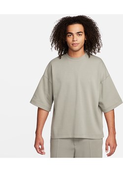 Męska bluza dresowa z krótkim rękawem o kroju oversize Nike Sportswear Tech Fleece Reimagined - Szary ze sklepu Nike poland w kategorii Bluzy męskie - zdjęcie 170797017