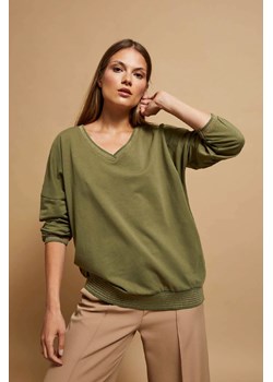 Oliwkowa bluza damska z dekoltem w serek ze sklepu 5.10.15 w kategorii Bluzy damskie - zdjęcie 170807925