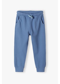 Wygodne spodnie dresowe dla chłopca z bawełny- niebieskie ze sklepu 5.10.15 w kategorii Spodnie chłopięce - zdjęcie 170807958