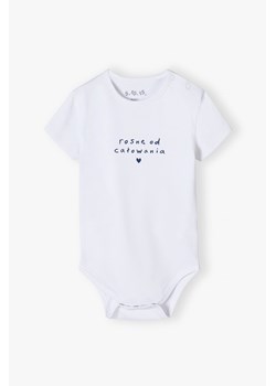Białe body niemowlęce - rosnę od całowania ze sklepu 5.10.15 w kategorii Body niemowlęce - zdjęcie 170808086