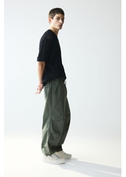 H & M - Spodnie spadochronowe Loose Fit - Zielony ze sklepu H&M w kategorii Spodnie męskie - zdjęcie 170809875