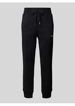 Spodnie dresowe o kroju tapered fit z naszywką z logo ze sklepu Peek&Cloppenburg  w kategorii Spodnie męskie - zdjęcie 170821915
