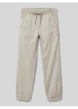 Spodnie materiałowe o kroju regular fit z elastycznymi zakończeniami nogawek ze sklepu Peek&Cloppenburg  w kategorii Spodnie chłopięce - zdjęcie 170821926