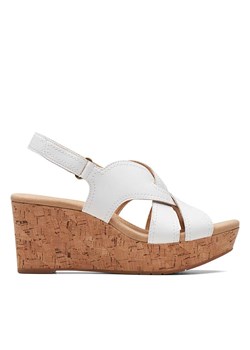 Clarks Skórzane sandały w kolorze białym na koturnie ze sklepu Limango Polska w kategorii Sandały damskie - zdjęcie 170827678