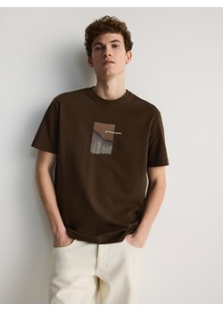 Reserved - T-shirt regular fit z nadrukiem - ciemnobrązowy ze sklepu Reserved w kategorii T-shirty męskie - zdjęcie 170828537