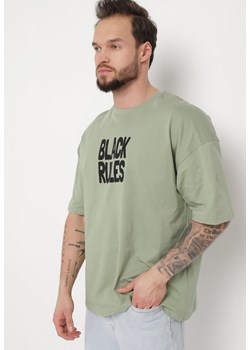 Ciemnozielona Bawełniana Koszulka T-shirt z Nadrukiem po Obu Stronach Daven ze sklepu Born2be Odzież w kategorii T-shirty męskie - zdjęcie 170836036