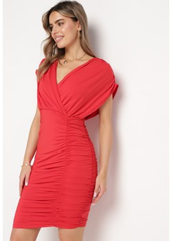 Czerwona Sukienka z Kopertowym Dekoltem i Marszczeniami z Wiązaniem na Plecach Edalina ze sklepu Born2be Odzież w kategorii Sukienki - zdjęcie 170836176