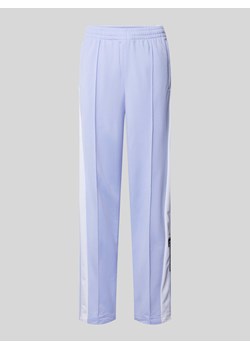 Spodnie dresowe o kroju regular fit z lampasami model ‘ADIBREAK’ ze sklepu Peek&Cloppenburg  w kategorii Spodnie damskie - zdjęcie 170869539