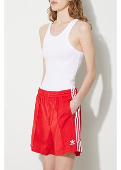 adidas Originals szorty damskie kolor czerwony z aplikacją high waist IP2957 ze sklepu PRM w kategorii Szorty - zdjęcie 170874596