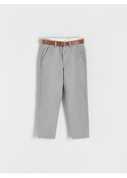 Reserved - Spodnie chino z paskiem - jasnoszary ze sklepu Reserved w kategorii Spodnie męskie - zdjęcie 170875649