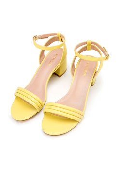 Damskie sandały z paskami na słupku żółte ze sklepu WITTCHEN w kategorii Sandały damskie - zdjęcie 170876187