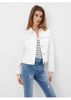 Mohito - Biała kurtka jeansowa - biały ze sklepu Mohito w kategorii Kurtki damskie - zdjęcie 170893946