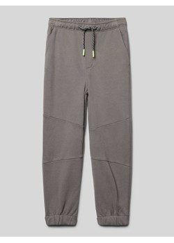 Spodnie dresowe z elastycznym ściągaczem ze sklepu Peek&Cloppenburg  w kategorii Spodnie chłopięce - zdjęcie 170898299