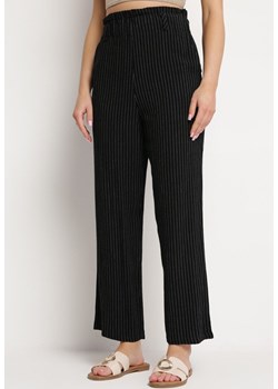 Czarne Spodnie w Drobne Paski o Prostych Nogawkach Ariallo ze sklepu Born2be Odzież w kategorii Spodnie damskie - zdjęcie 170908019