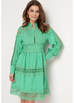 Zielona Sukienka z Koronką i Guzikami przy Dekolcie Thompson ze sklepu Born2be Odzież w kategorii Sukienki - zdjęcie 170908365